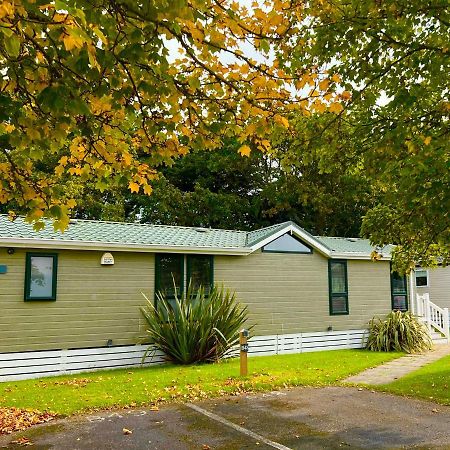 Jungle Lodge Lymington Eksteriør bilde
