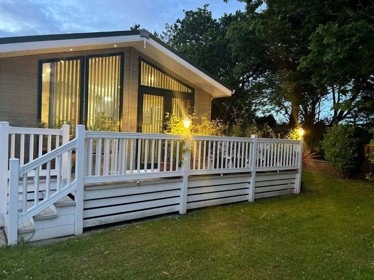 Jungle Lodge Lymington Eksteriør bilde