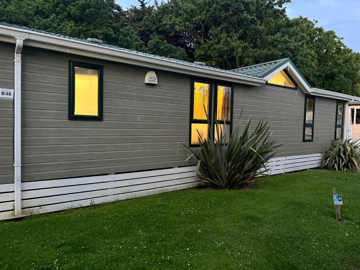 Jungle Lodge Lymington Eksteriør bilde