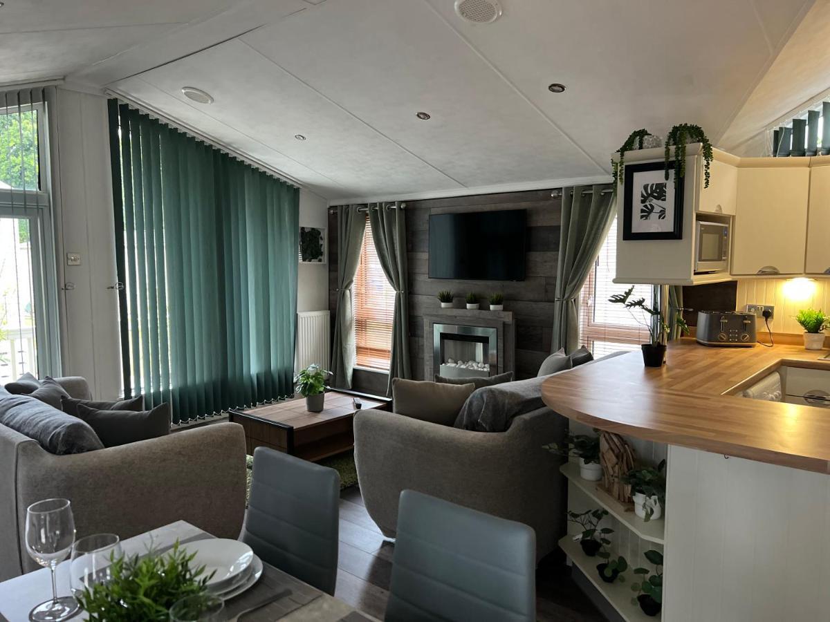 Jungle Lodge Lymington Eksteriør bilde