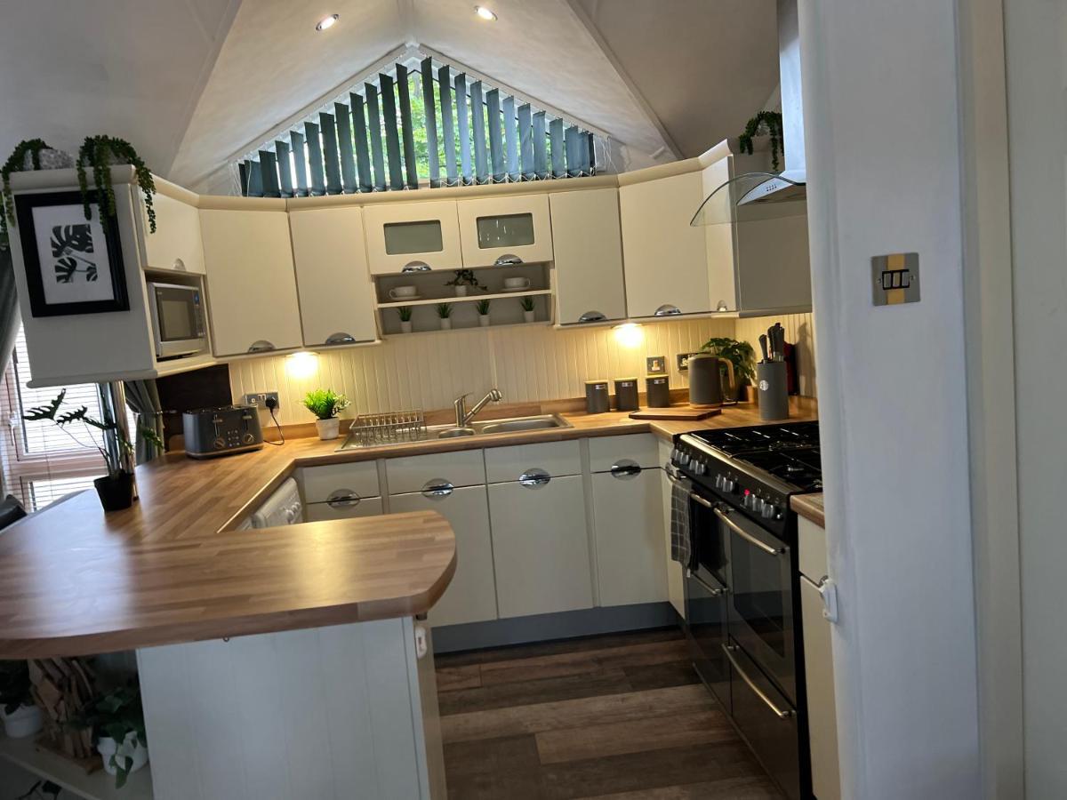 Jungle Lodge Lymington Eksteriør bilde