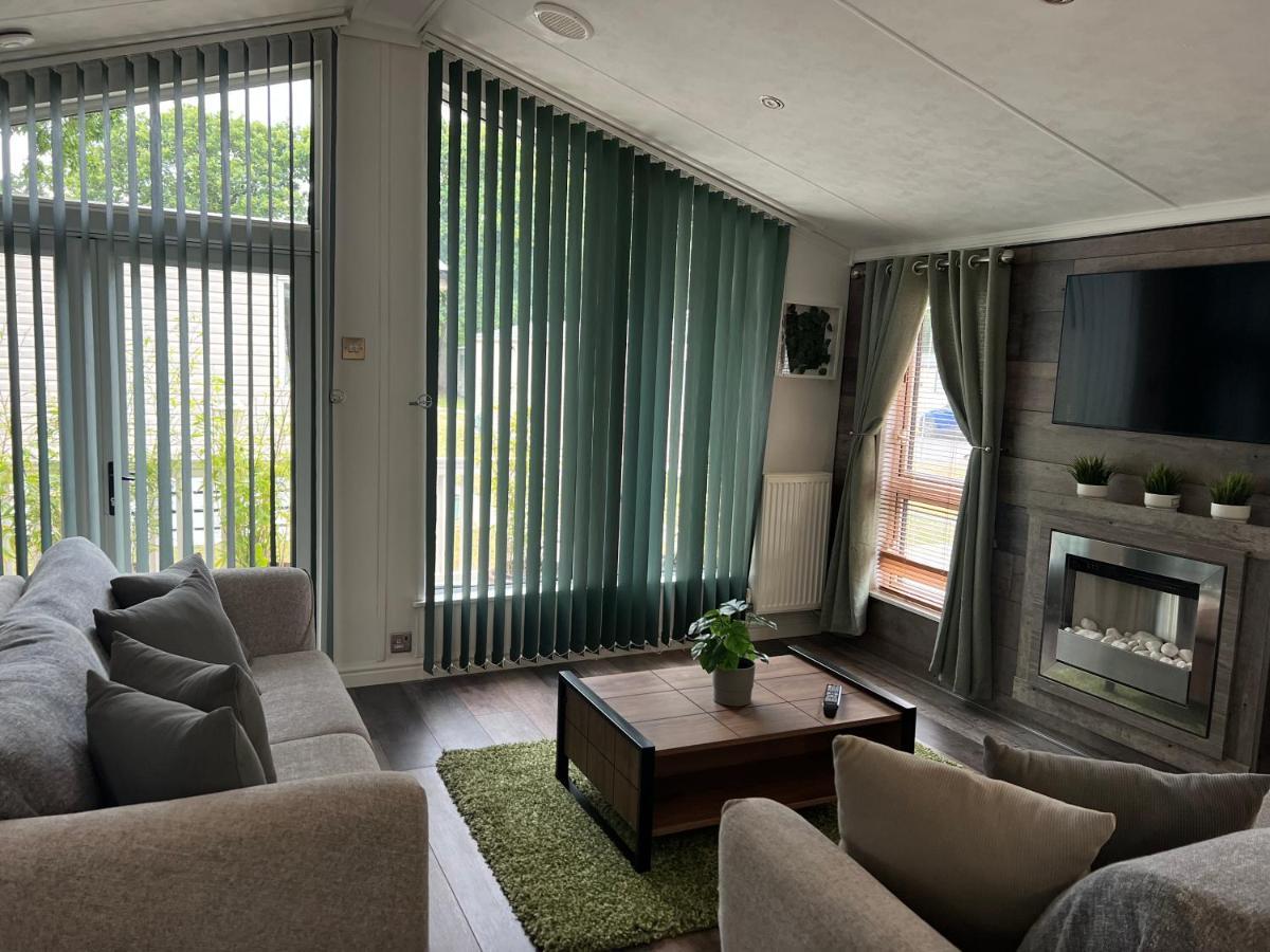 Jungle Lodge Lymington Eksteriør bilde