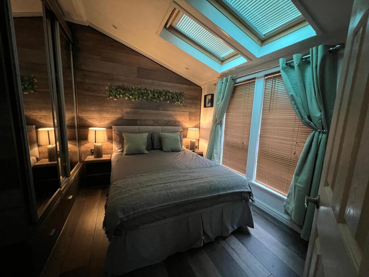 Jungle Lodge Lymington Eksteriør bilde