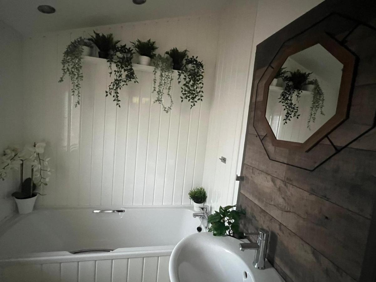 Jungle Lodge Lymington Eksteriør bilde