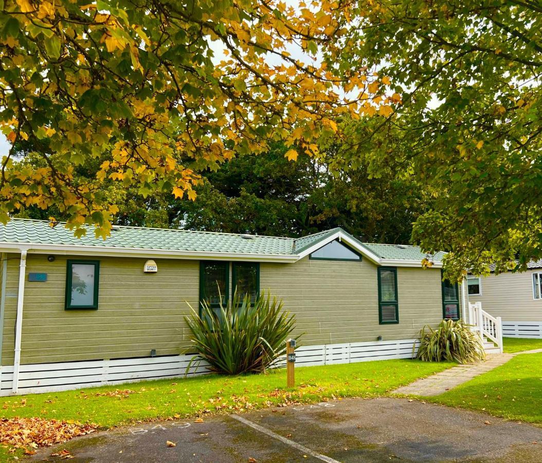 Jungle Lodge Lymington Eksteriør bilde
